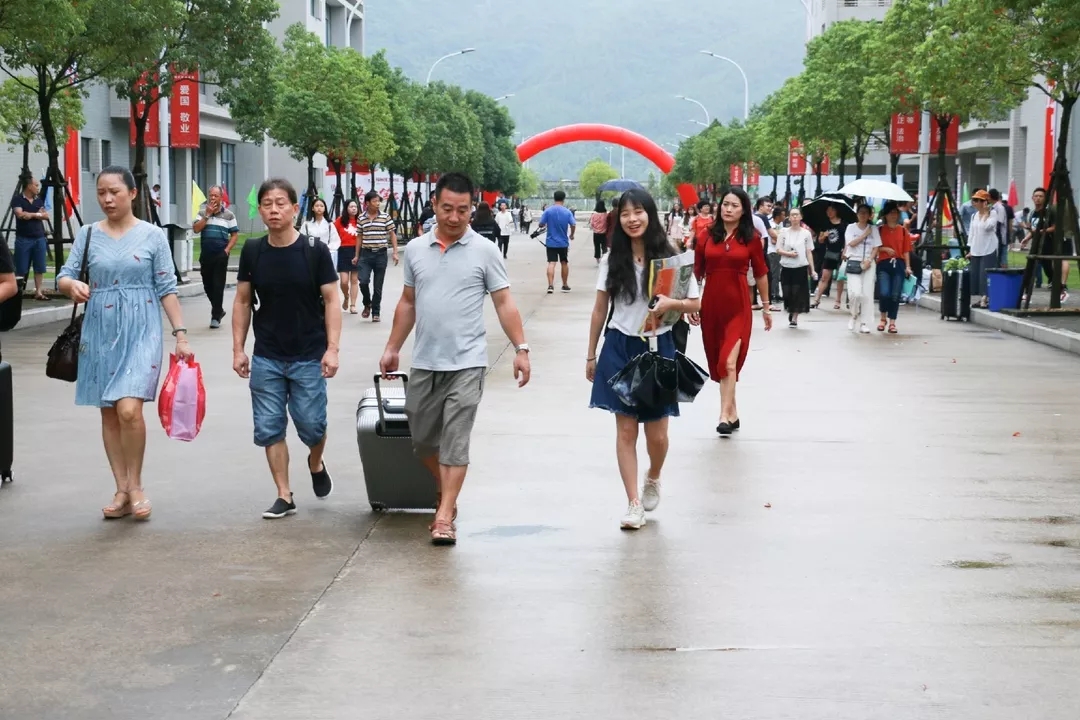 商学院圆满完成2018级新生报到工作