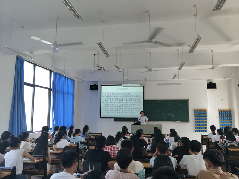 我院顺利举行九场2017级新生专业介绍会
