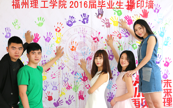 不一样的毕业季:巨型毕业证、个性请假条和福印墙