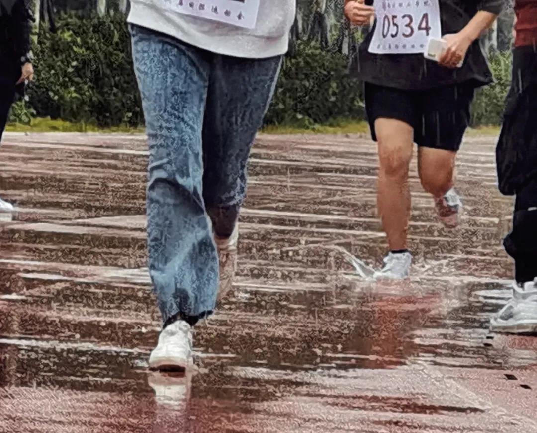 直击运动会第二天|“雨”你相遇好幸“运”