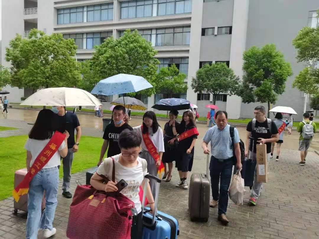 我为同学做件事|“心中笃定,眼里有光”FIT商学院贡献青春力量
