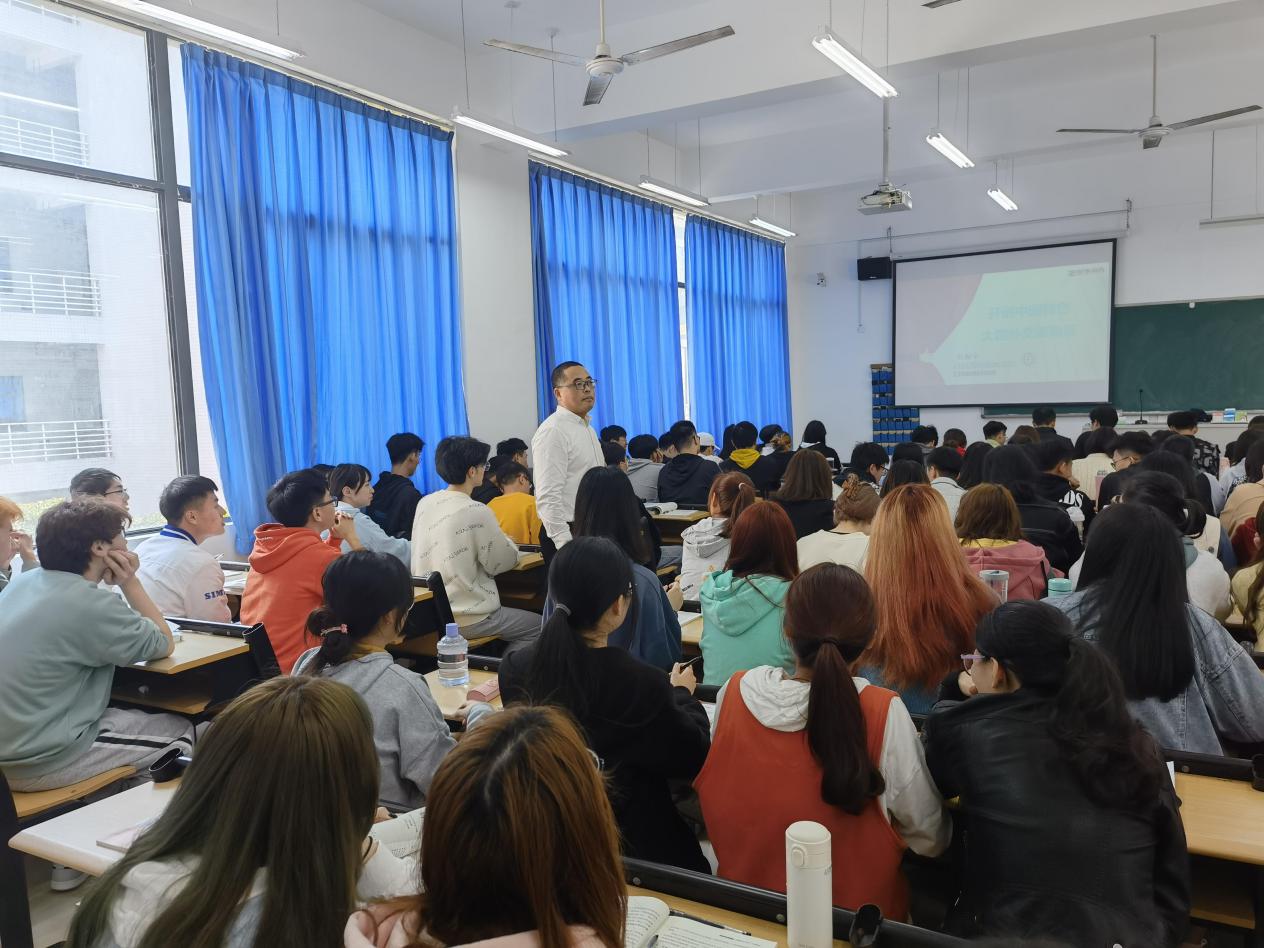 福州理工学院领导上思政课常态化 