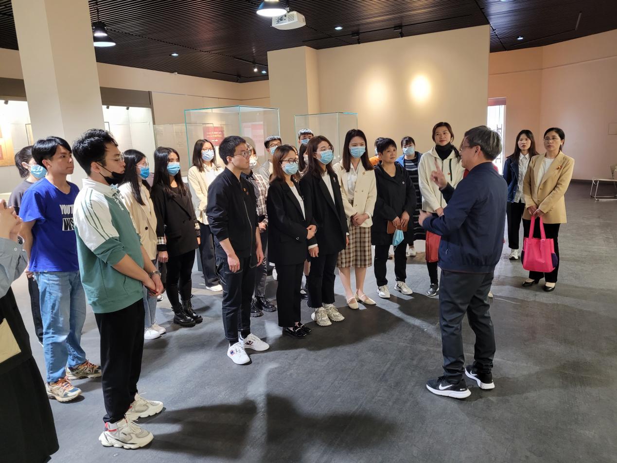 福州理工学院师生赴福建省革命历史纪念馆开展思政课现场教学 