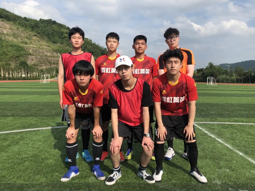 学院学子在福州理工学院“为导而战”足球赛中荣获冠军