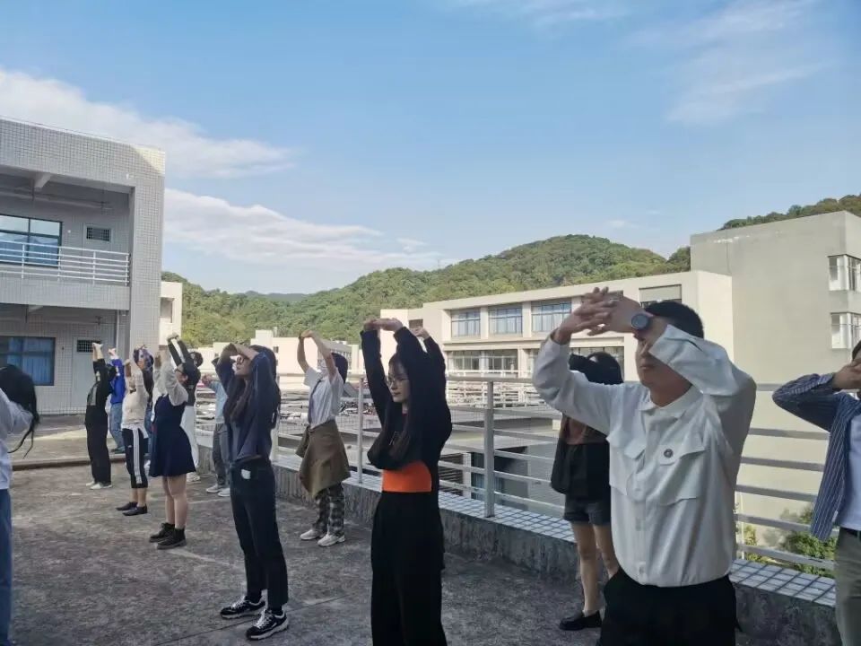 不忘初心跟党走 强身健体伴我行 ——商学院工会开展八段锦健身文体活动