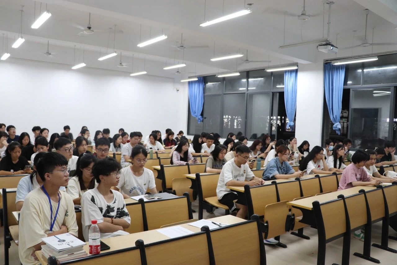 经济管理学院组织2023级新生班级团支书、组织委员开展志愿服务活动培训会