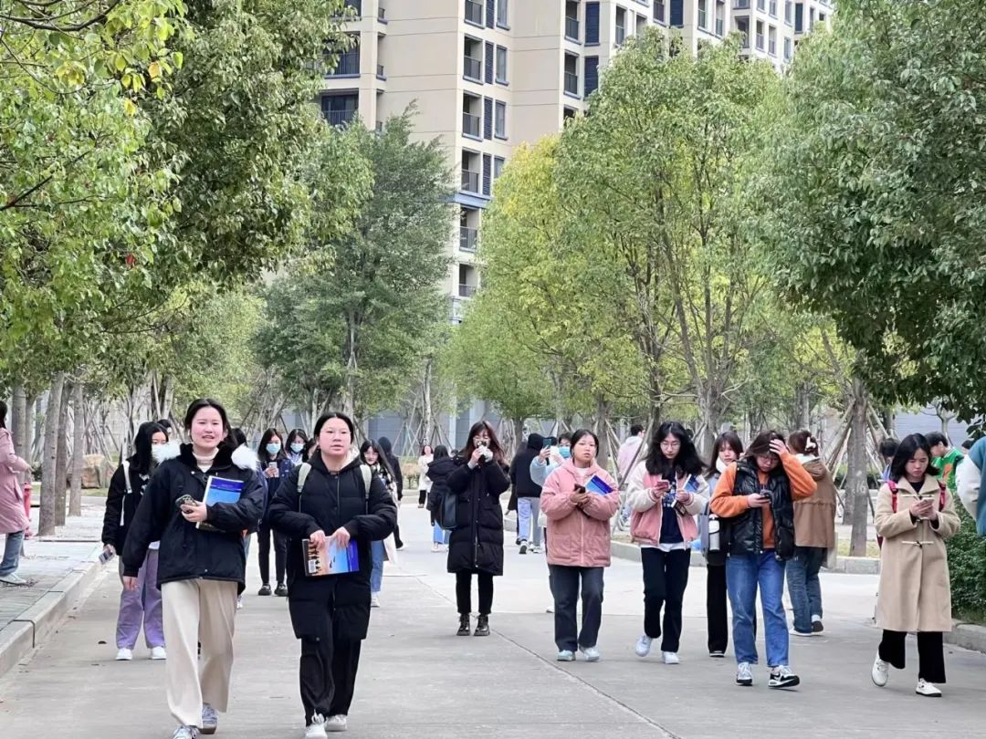 开启“早八”模式！让我们与FIT的第一缕阳光撞个满怀！