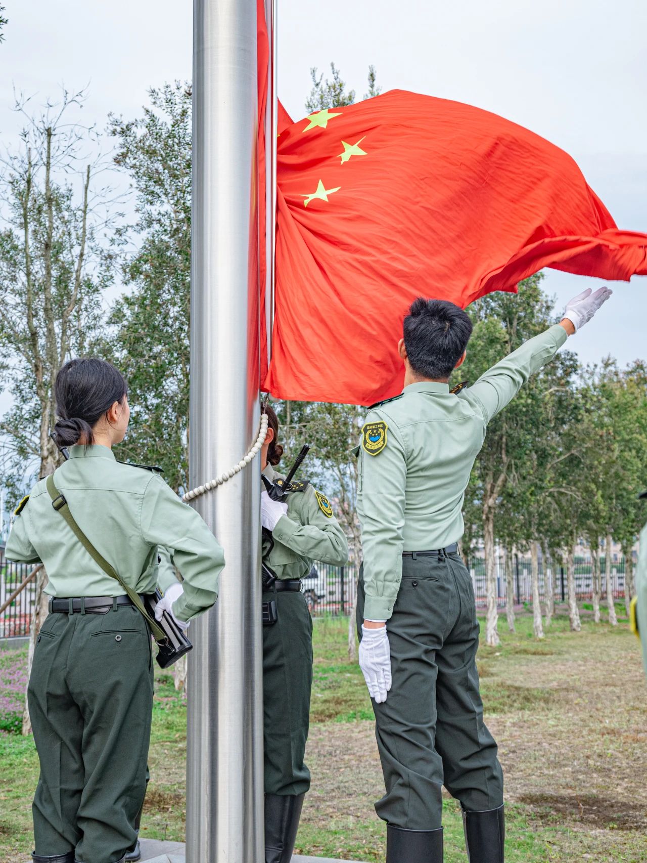 国旗扬 破万浪