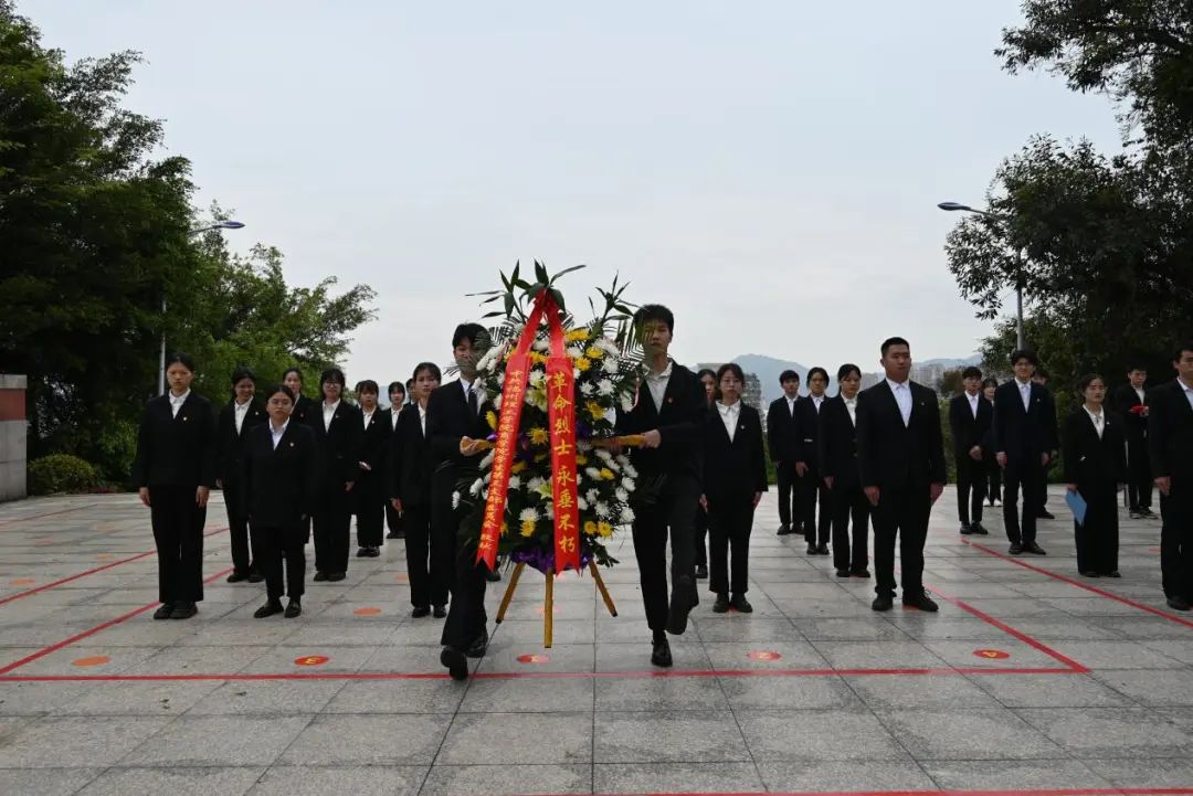 缅怀先烈忆初心，砥砺奋进强党性——商学院学生第三党支部开展清明祭扫主题党日活动