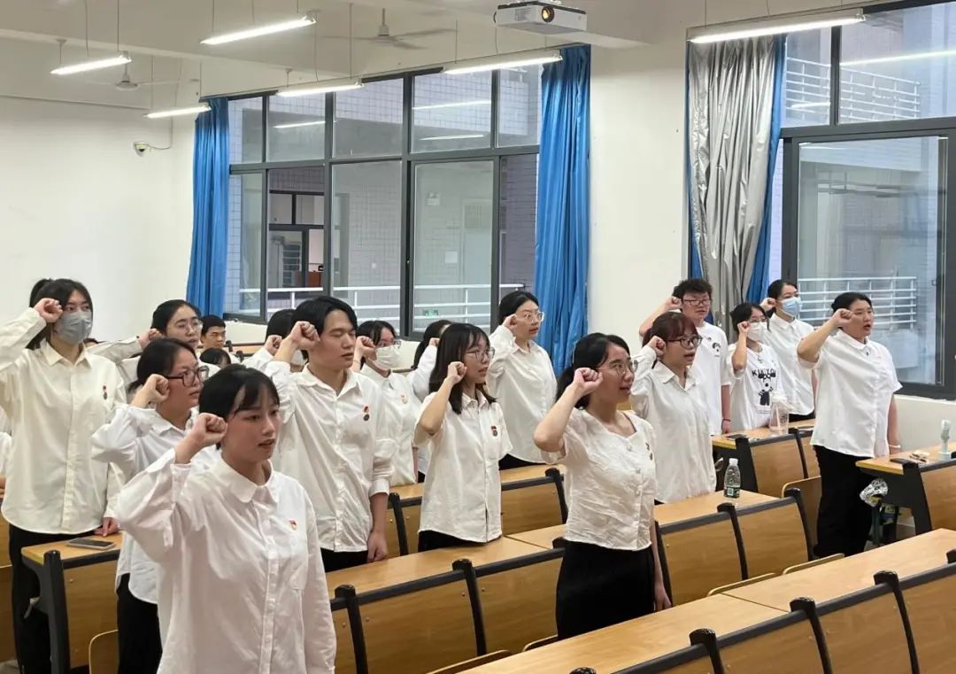 主题教育｜商学院学生第二党支部组织召开“回望来时路，奋进新征程”毕业班党员教育专题会