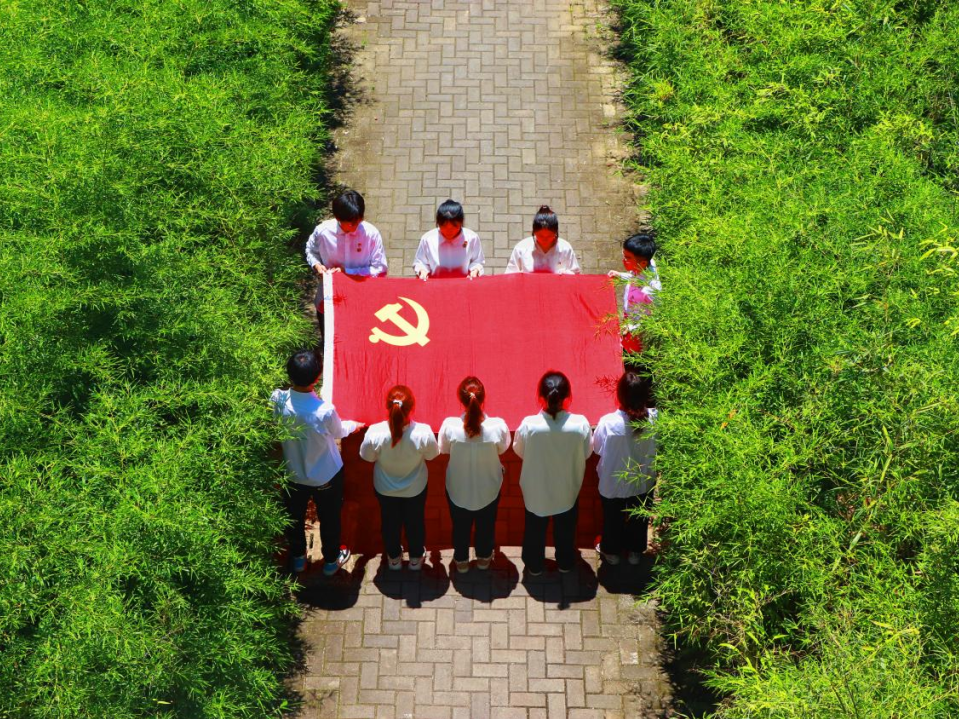 主题教育|商学院学生第一党支部开展“旗帜映初心，诚心永向党”主题党日活动