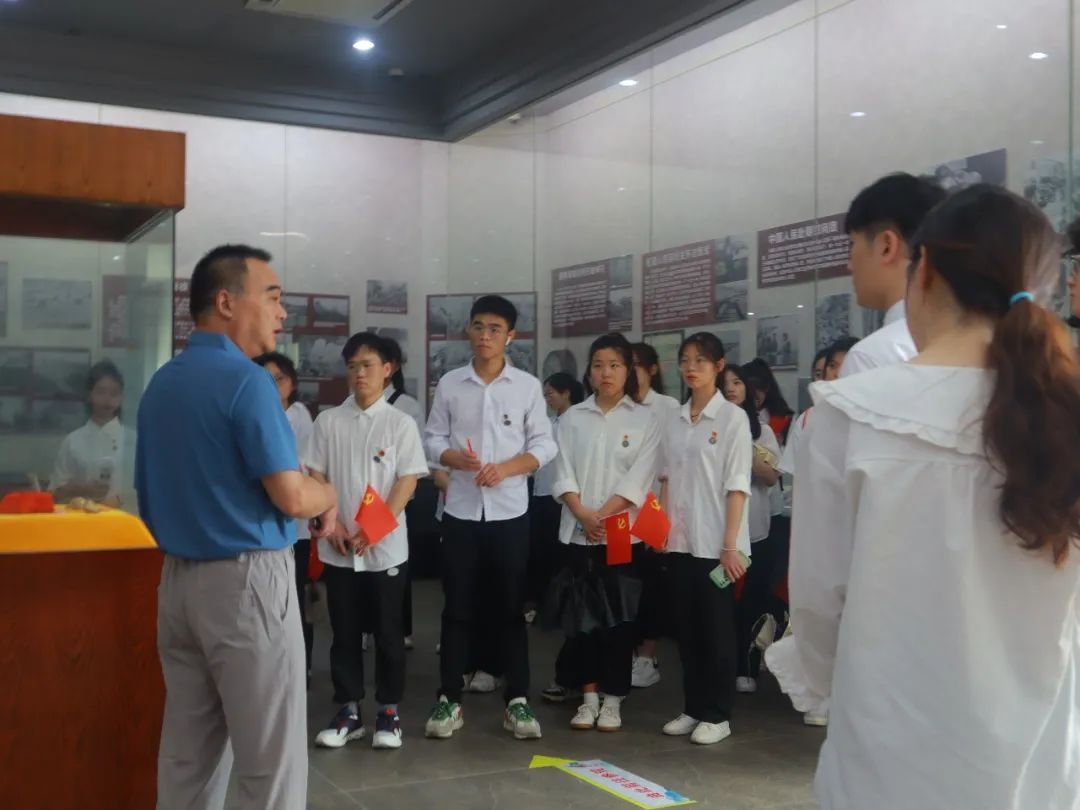 主题教育|商学院学生第四党支部开展“感受红色基因，传承红色精神”主题党日活动