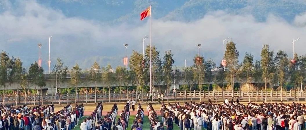 国旗飘扬处 梦想正启航｜经济管理学院举行升旗仪式