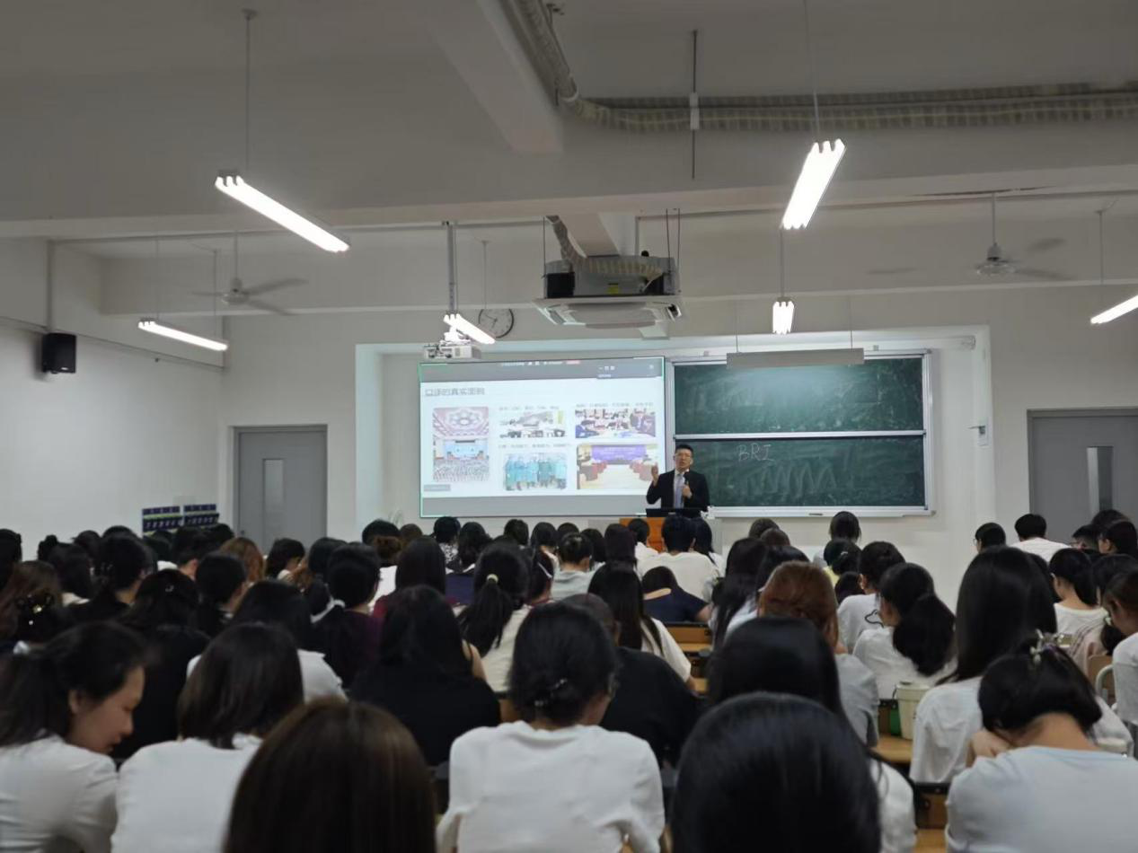 搭建语言文化之桥 赋能商英学子成长——福州理工学院经济与贸易学院举办商务英语口译专题讲座